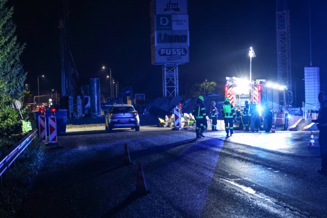 Absicherung fehlte: Auto auf Innviertler Strae bei Schllberg beinahe in Baugrube gestrzt