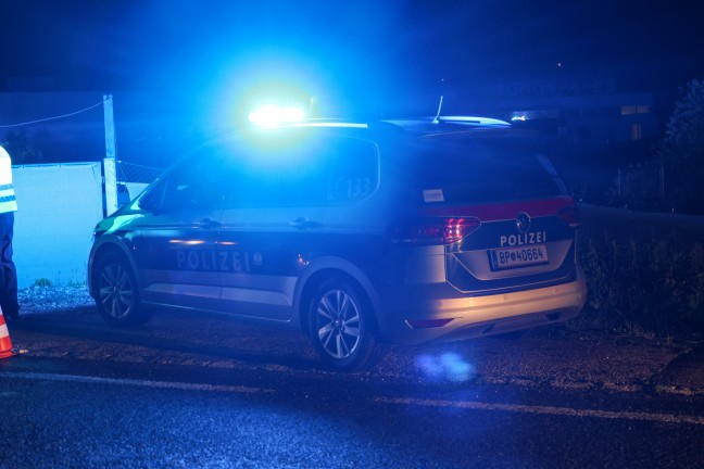 Absicherung fehlte: Auto auf Innviertler Strae bei Schllberg beinahe in Baugrube gestrzt