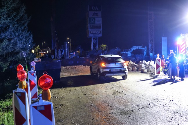 Absicherung fehlte: Auto auf Innviertler Strae bei Schllberg beinahe in Baugrube gestrzt