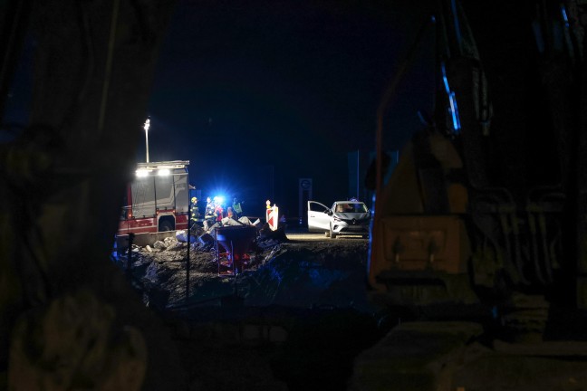 Absicherung fehlte: Auto auf Innviertler Strae bei Schllberg beinahe in Baugrube gestrzt