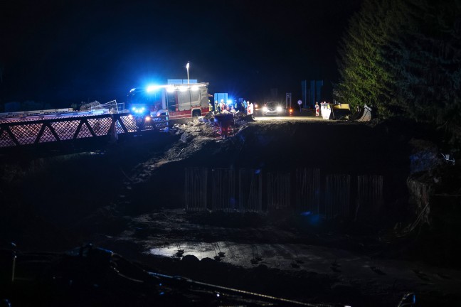 Absicherung fehlte: Auto auf Innviertler Strae bei Schllberg beinahe in Baugrube gestrzt