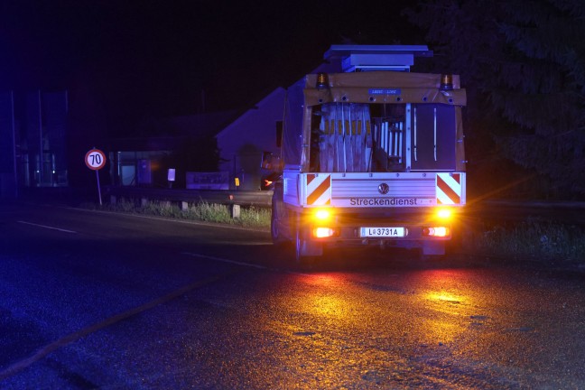 Absicherung fehlte: Auto auf Innviertler Strae bei Schllberg beinahe in Baugrube gestrzt