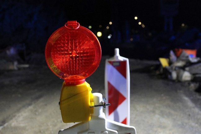 Absicherung fehlte: Auto auf Innviertler Strae bei Schllberg beinahe in Baugrube gestrzt