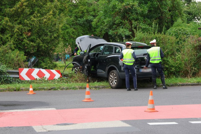 Personenrettung: Autolenker nach medizinischem Notfall mit PKW in einem Garten in Traun gelandet