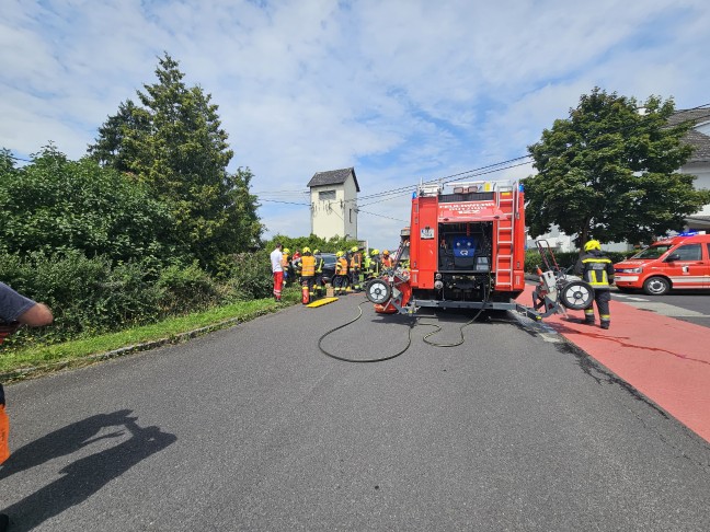 Personenrettung: Autolenker nach medizinischem Notfall mit PKW in einem Garten in Traun gelandet