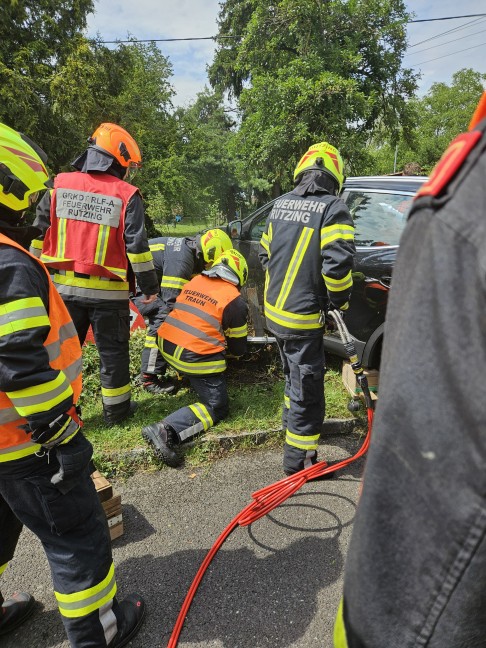 Personenrettung: Autolenker nach medizinischem Notfall mit PKW in einem Garten in Traun gelandet