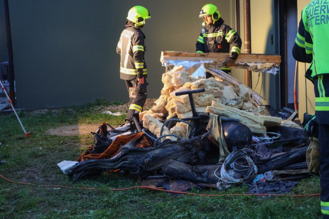 Drei Feuerwehren bei Zimmerbrand in einem Wohnhaus in Natternbach im Einsatz