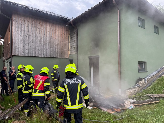 Drei Feuerwehren bei Zimmerbrand in einem Wohnhaus in Natternbach im Einsatz