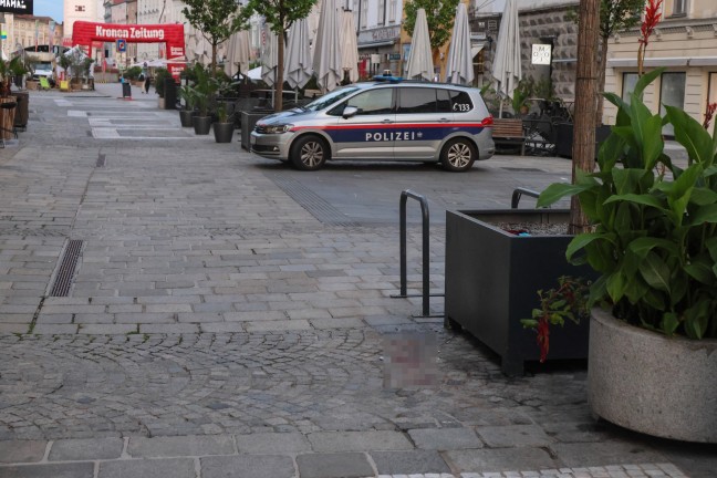 Blutspur am Stadtplatz in Wels-Innenstadt sorgte fr Einsatz der Feuerwehr