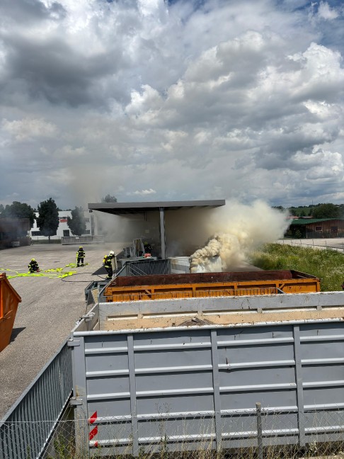 Vier Feuerwehren bei Containerbrand im Altstoffsammelzentrum in Wallern an der Trattnach im Einsatz
