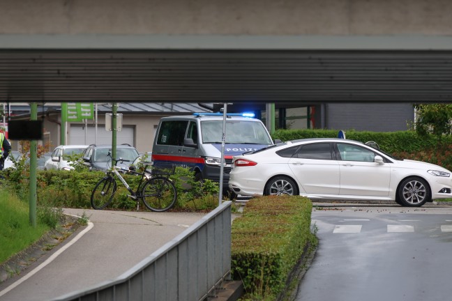 Unfall im Kreisverkehr: Radfahrer bei Crash mit PKW in Wels-Vogelweide schwer verletzt