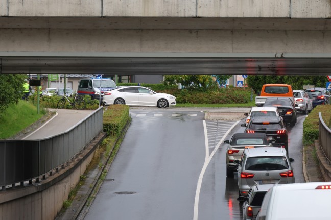 Unfall im Kreisverkehr: Radfahrer bei Crash mit PKW in Wels-Vogelweide schwer verletzt