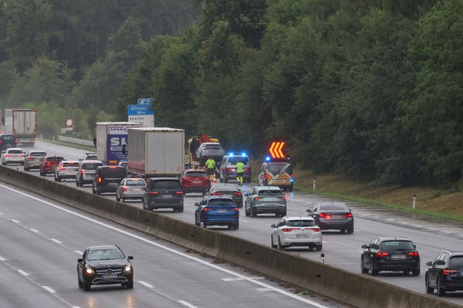 Einsatzkrfte zu schwerem Verkehrsunfall auf Westautobahn bei Allhaming alarmiert