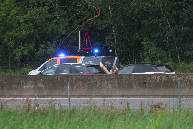Einsatzkrfte zu schwerem Verkehrsunfall auf Westautobahn bei Allhaming alarmiert