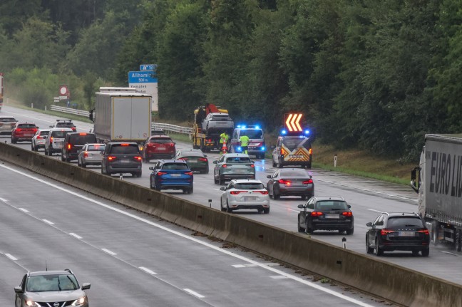 Einsatzkrfte zu schwerem Verkehrsunfall auf Westautobahn bei Allhaming alarmiert