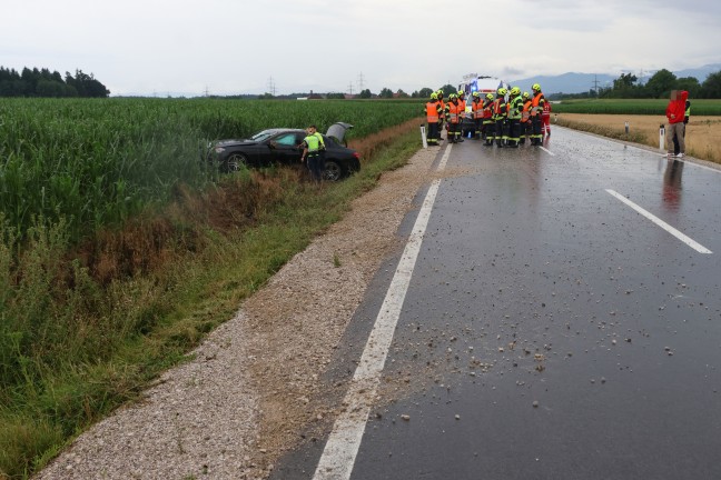 Drei teils Schwerverletzte bei Autoberschlag auf regennasser Strae in Fischlham