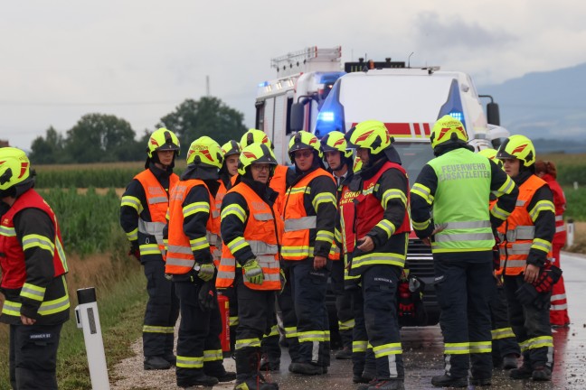 Drei teils Schwerverletzte bei Autoberschlag auf regennasser Strae in Fischlham