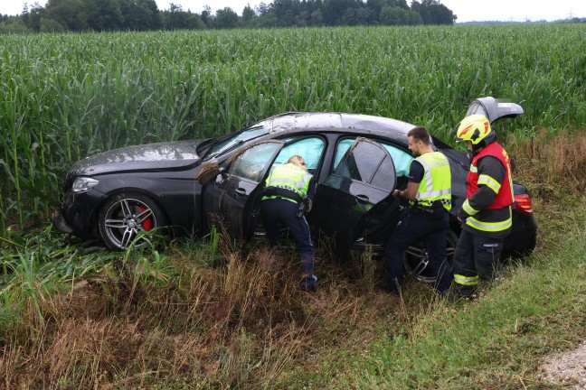 Drei teils Schwerverletzte bei Autoberschlag auf regennasser Strae in Fischlham