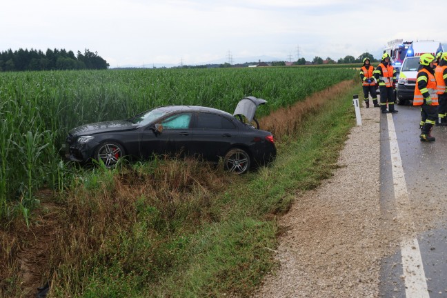 Drei teils Schwerverletzte bei Autoberschlag auf regennasser Strae in Fischlham