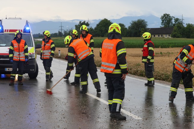 Drei teils Schwerverletzte bei Autoberschlag auf regennasser Strae in Fischlham