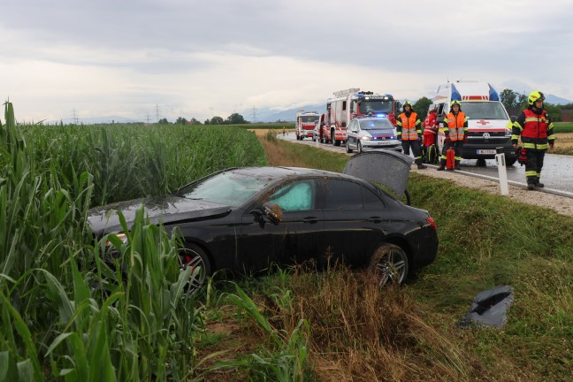 Drei teils Schwerverletzte bei Autoberschlag auf regennasser Strae in Fischlham