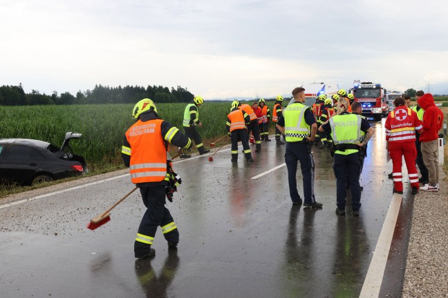 Drei teils Schwerverletzte bei Autoberschlag auf regennasser Strae in Fischlham