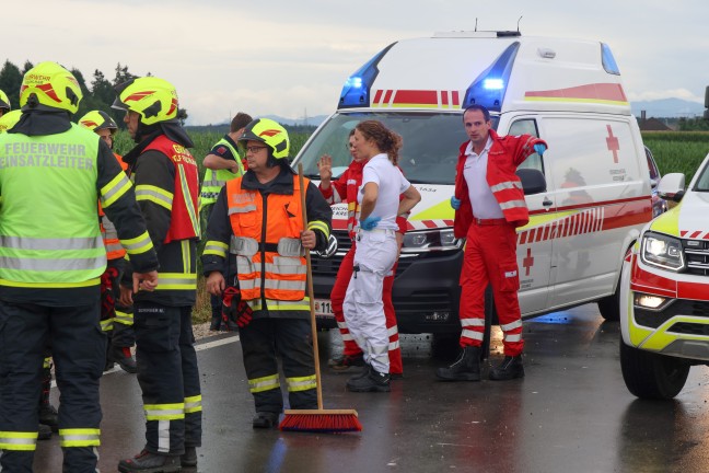 Drei teils Schwerverletzte bei Autoberschlag auf regennasser Strae in Fischlham