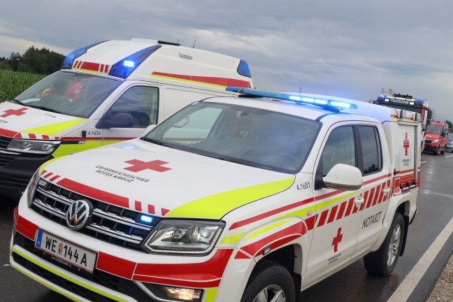 Drei teils Schwerverletzte bei Autoberschlag auf regennasser Strae in Fischlham