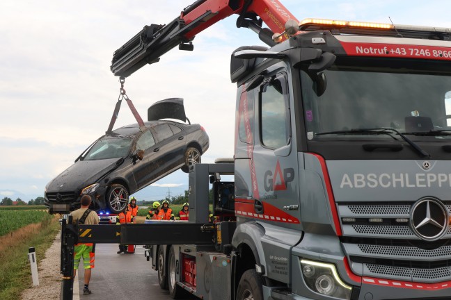 Drei teils Schwerverletzte bei Autoberschlag auf regennasser Strae in Fischlham