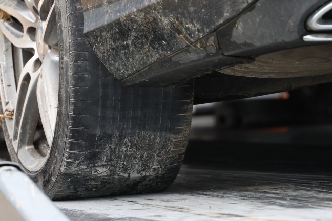 Drei teils Schwerverletzte bei Autoberschlag auf regennasser Strae in Fischlham