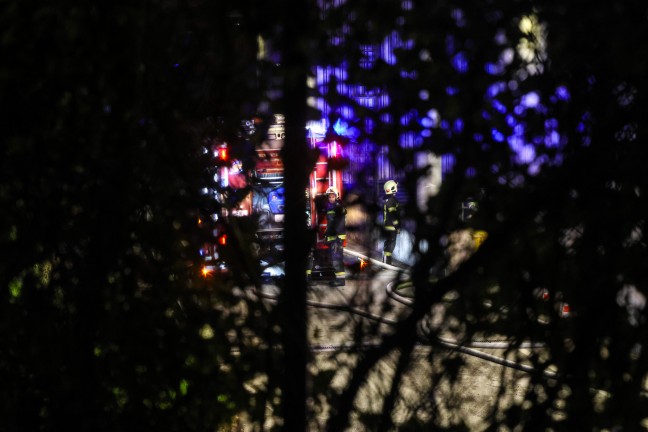 Drei Feuerwehren alarmiert: Nchtlicher Brand bei Abfallverwertungsunternehmen in Wels-Schafwiesen