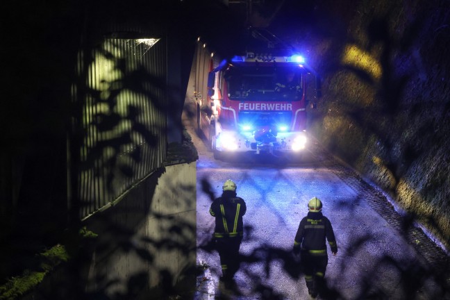 Drei Feuerwehren alarmiert: Nchtlicher Brand bei Abfallverwertungsunternehmen in Wels-Schafwiesen
