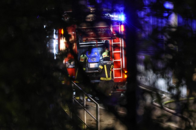 Drei Feuerwehren alarmiert: Nchtlicher Brand bei Abfallverwertungsunternehmen in Wels-Schafwiesen