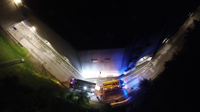 Drei Feuerwehren alarmiert: Nchtlicher Brand bei Abfallverwertungsunternehmen in Wels-Schafwiesen