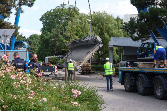 Stundenlang eingeklemmt: Tonnenschwere Brcke in Linz-Kleinmnchen-Auwiesen auf LKW herabgestrzt