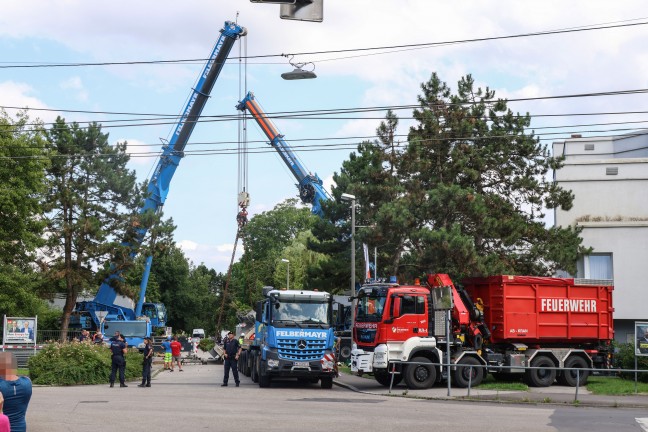Stundenlang eingeklemmt: Tonnenschwere Brcke in Linz-Kleinmnchen-Auwiesen auf LKW herabgestrzt