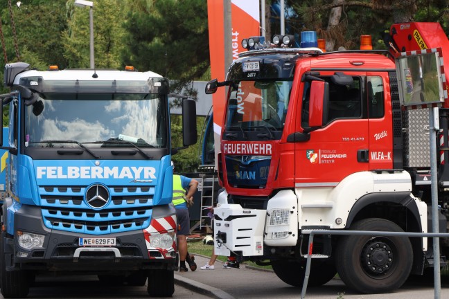 Stundenlang eingeklemmt: Tonnenschwere Brcke in Linz-Kleinmnchen-Auwiesen auf LKW herabgestrzt