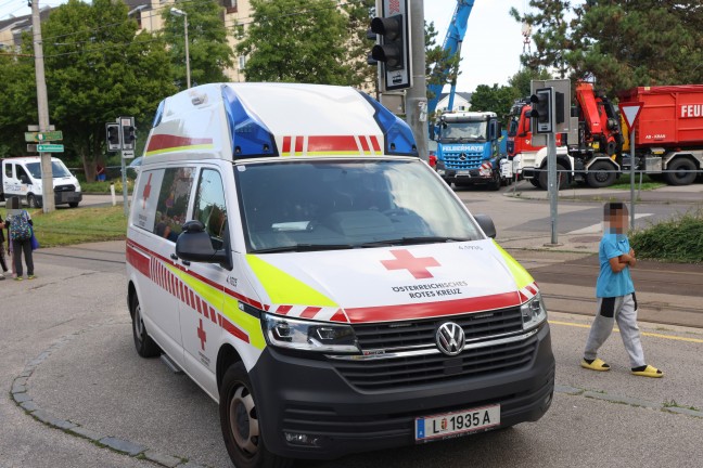 Stundenlang eingeklemmt: Tonnenschwere Brcke in Linz-Kleinmnchen-Auwiesen auf LKW herabgestrzt