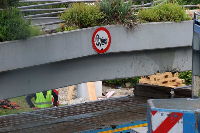 Stundenlang eingeklemmt: Tonnenschwere Brcke in Linz-Kleinmnchen-Auwiesen auf LKW herabgestrzt