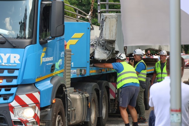 Stundenlang eingeklemmt: Tonnenschwere Brcke in Linz-Kleinmnchen-Auwiesen auf LKW herabgestrzt