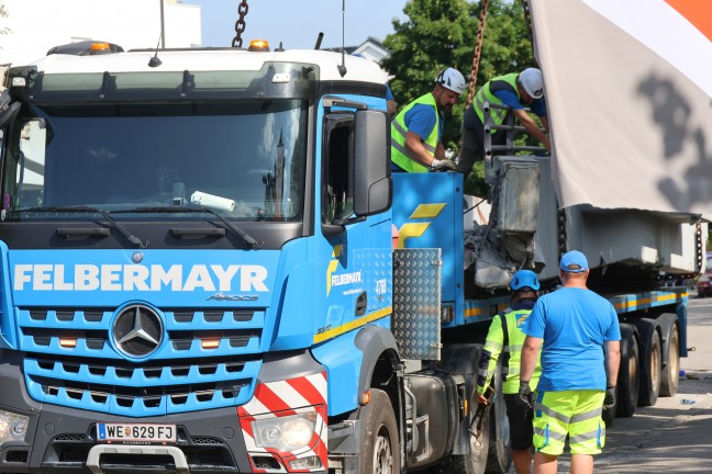 Stundenlang eingeklemmt: Tonnenschwere Brcke in Linz-Kleinmnchen-Auwiesen auf LKW herabgestrzt