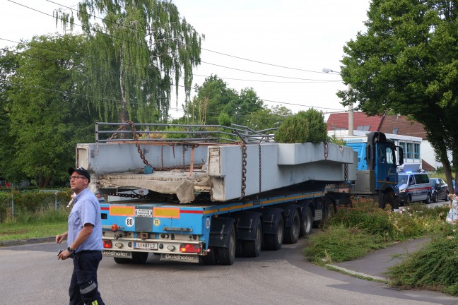 Stundenlang eingeklemmt: Tonnenschwere Brcke in Linz-Kleinmnchen-Auwiesen auf LKW herabgestrzt