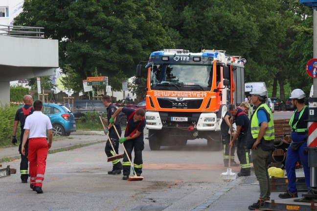 Stundenlang eingeklemmt: Tonnenschwere Brcke in Linz-Kleinmnchen-Auwiesen auf LKW herabgestrzt
