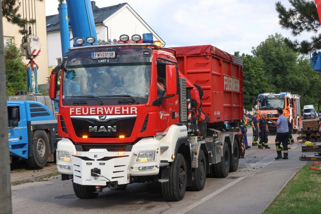 Stundenlang eingeklemmt: Tonnenschwere Brcke in Linz-Kleinmnchen-Auwiesen auf LKW herabgestrzt