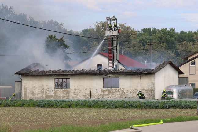 Vollbrand: Fnf Feuerwehren bei Brand einer als Autowerkstatt genutzten Halle in Pupping im Einsatz