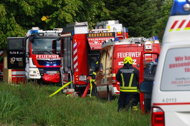 Vollbrand: Fnf Feuerwehren bei Brand einer als Autowerkstatt genutzten Halle in Pupping im Einsatz