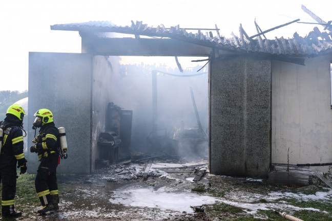 Vollbrand: Fnf Feuerwehren bei Brand einer als Autowerkstatt genutzten Halle in Pupping im Einsatz