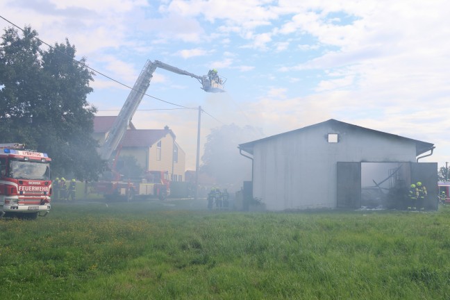 Vollbrand: Fnf Feuerwehren bei Brand einer als Autowerkstatt genutzten Halle in Pupping im Einsatz
