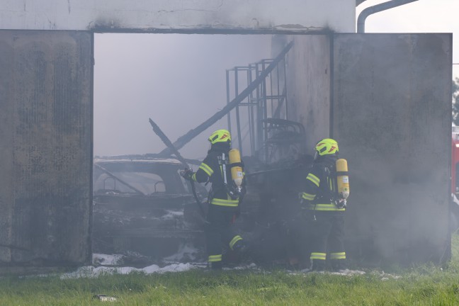 Vollbrand: Fnf Feuerwehren bei Brand einer als Autowerkstatt genutzten Halle in Pupping im Einsatz
