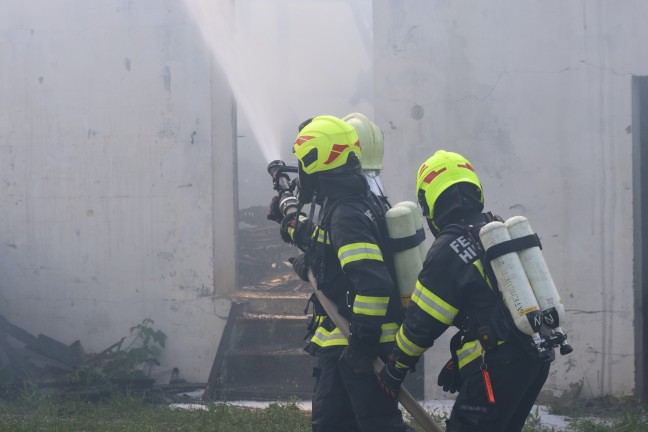 Vollbrand: Fnf Feuerwehren bei Brand einer als Autowerkstatt genutzten Halle in Pupping im Einsatz